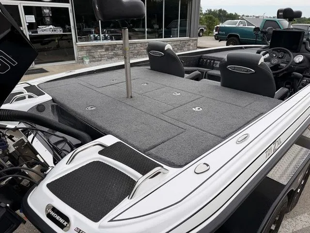 Slide: The Image of Phoenix Bass Boat 721 ZXL 2025 - 5