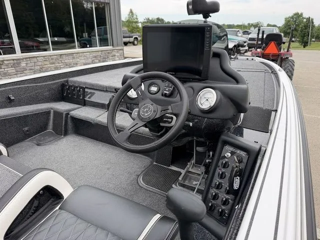 Slide: The Image of Phoenix Bass Boat 721 ZXL 2025 - 6