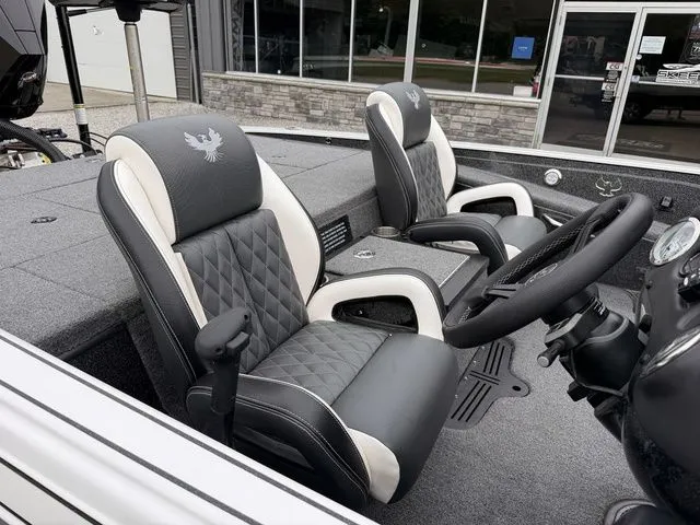 Slide: The Image of Phoenix Bass Boat 721 ZXL 2025 - 7