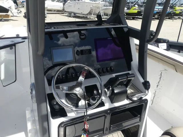 Slide: The Image of Yamaha 252 FSH Sport 2021 center console with modern controls. - 10