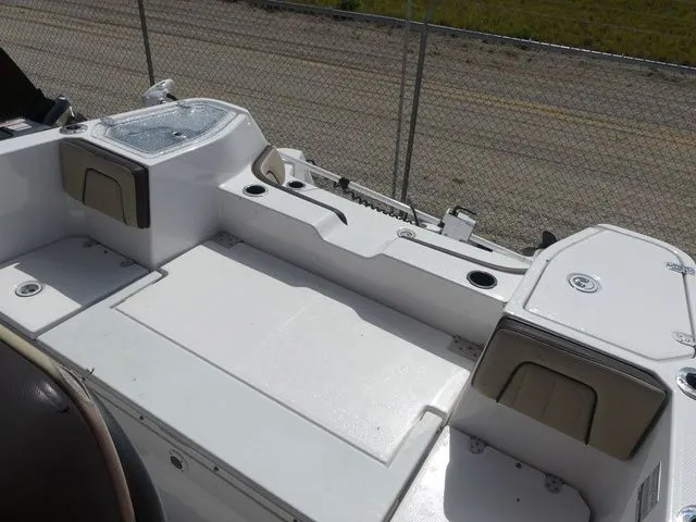 Slide: The Image of 2021 Yamaha 252 FSH Sport Center Console boat interior. - 11