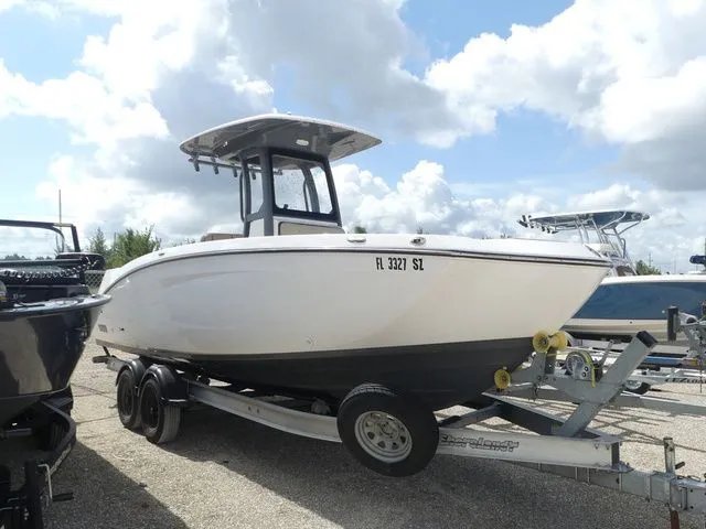 Slide: The Image of Yamaha 252 FSH Sport Center Console 2021 on trailer, side view. - 3