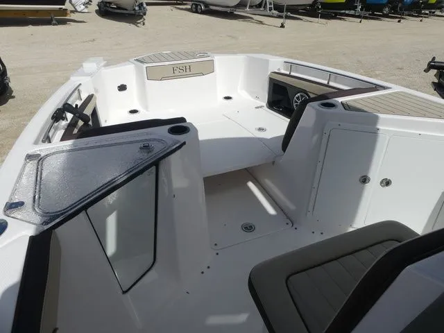 Slide: The Image of Yamaha 252 FSH Sport 2021, center console, spacious deck design. - 6