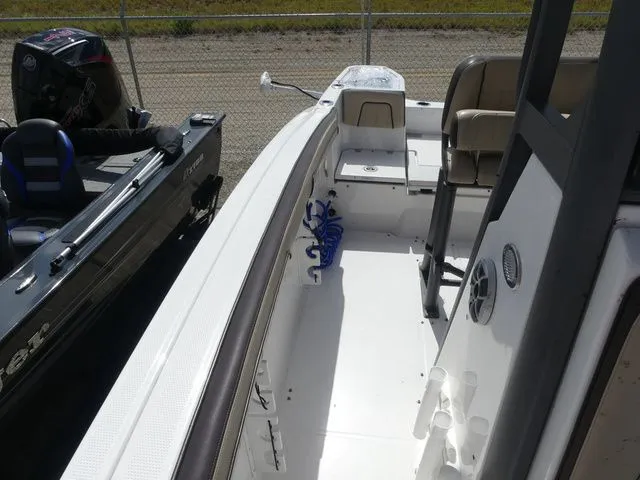Slide: The Image of Interior view of a 2021 Yamaha 252 FSH Sport Center Console boat. - 7