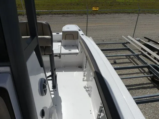 Slide: The Image of Yamaha 252 FSH Sport 2021, center console boat, side view. - 8