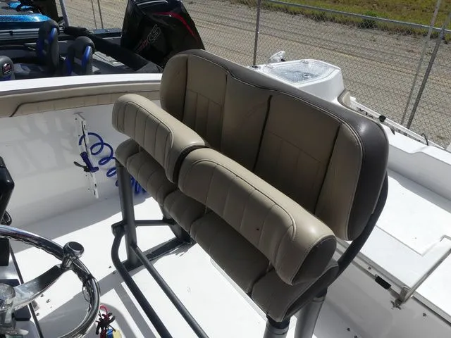 Slide: The Image of Yamaha 252 FSH Sport 2021, beige seats in the helm area. - 9