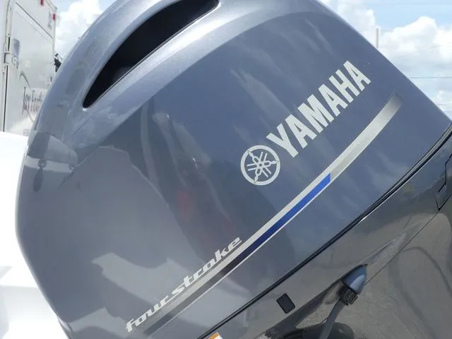 Slide: The Image of Yamaha outboard motor on Wellcraft 222 Fisherman 2023 boat. - 9