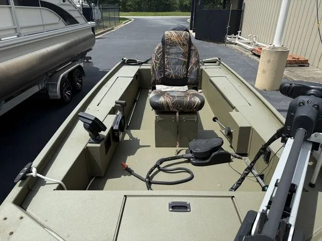 Slide: The Image of Lowe Multi-Species Series Stryker 16 SS 2015 - 8