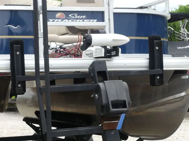 Slide: The Image of Sun Tracker Party Barge 20 DLX 2019 - 12