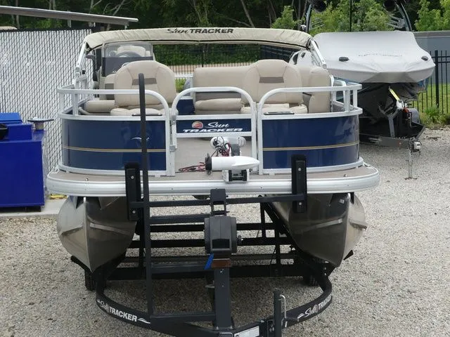 Slide: The Image of Sun Tracker Party Barge 20 DLX 2019 - 15