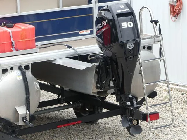 Slide: The Image of Sun Tracker Party Barge 20 DLX 2019 - 17