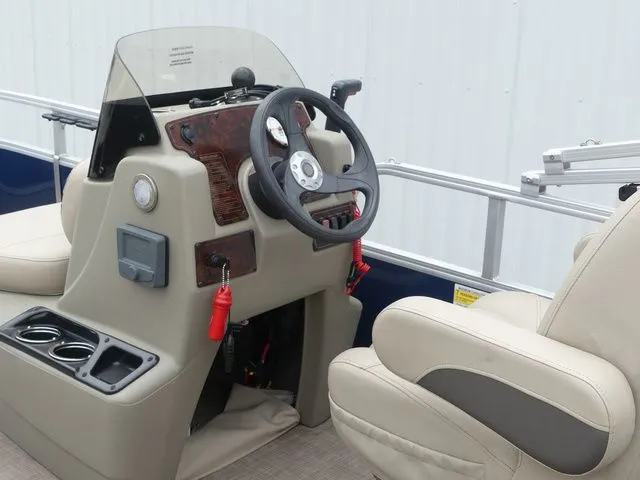 Slide: The Image of Sun Tracker Party Barge 20 DLX 2019 - 23