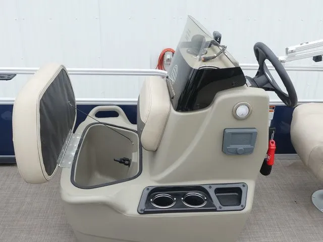 Slide: The Image of Sun Tracker Party Barge 20 DLX 2019 - 27