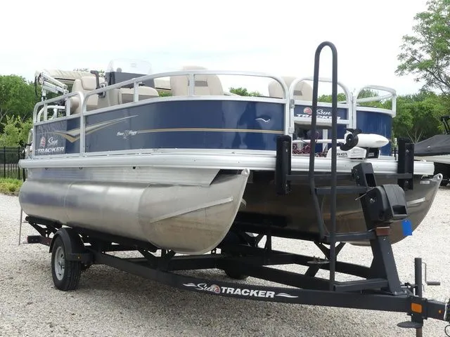 Slide: The Image of Sun Tracker Party Barge 20 DLX 2019 - 3