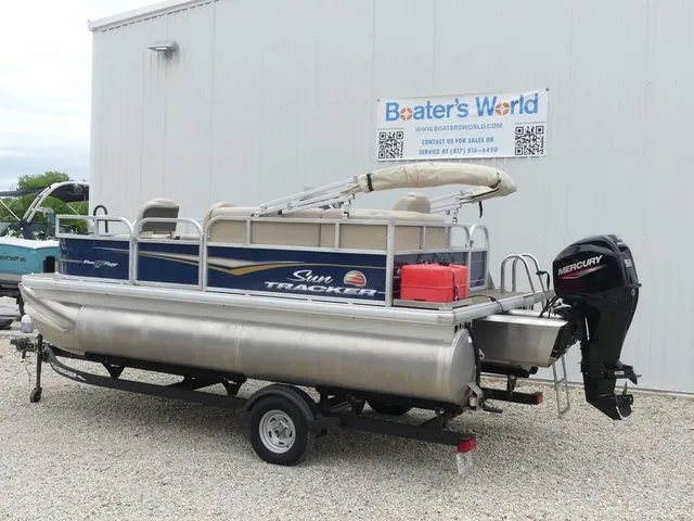 Slide: The Image of Sun Tracker Party Barge 20 DLX 2019 - 4