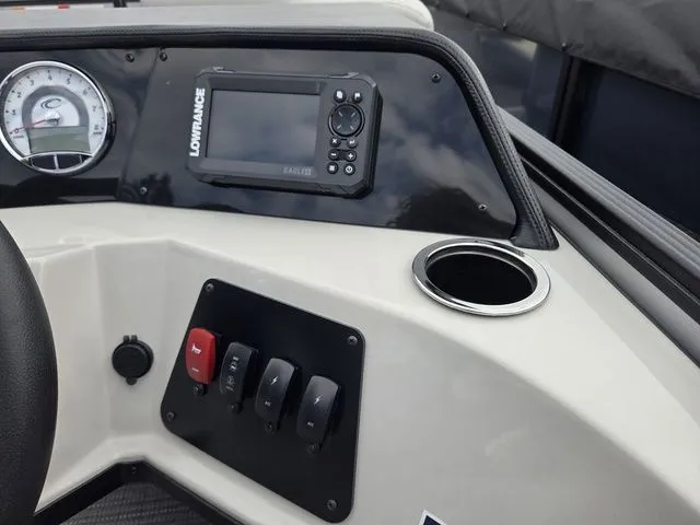 Slide: The Image of Crest Conquest SE 220 Cruise 2-Tube W/115Hp And Trailer 2026 - 21