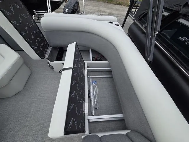 Slide: The Image of Crest Conquest SE 220 Cruise 2-Tube W/115Hp And Trailer 2026 - 24