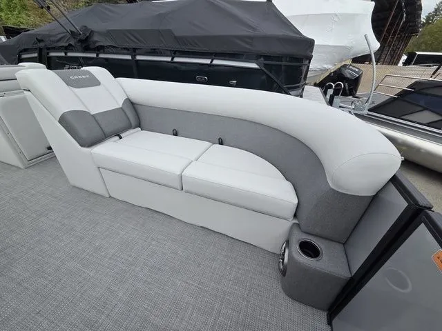 Slide: The Image of Crest Conquest SE 220 Cruise 2-Tube W/115Hp And Trailer 2026 - 7