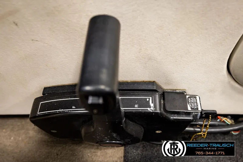 Slide: The Image of Throttle control lever of a 2004 Crestliner 2050 Sportfish boat. - 38
