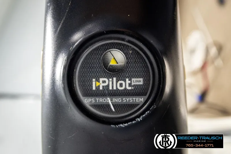 Slide: The Image of i-Pilot Link GPS trolling system on 2004 Crestliner 2050 Sportfish boat. - 48