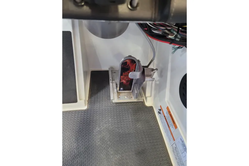 Slide: The Image of 2023 Ranger Z521R boat interior with Hot Foot throttle pedal. - 16