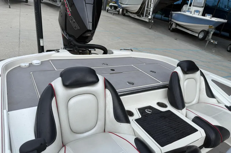 Slide: The Image of 2016 Ranger Z518C Intracoastal boat interior with dual seats and motor. - 15