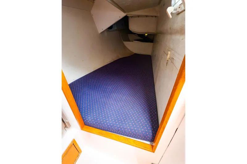 Slide: The Image of 1998 J Boats J/32 interior cabin with blue patterned bedding. - 31
