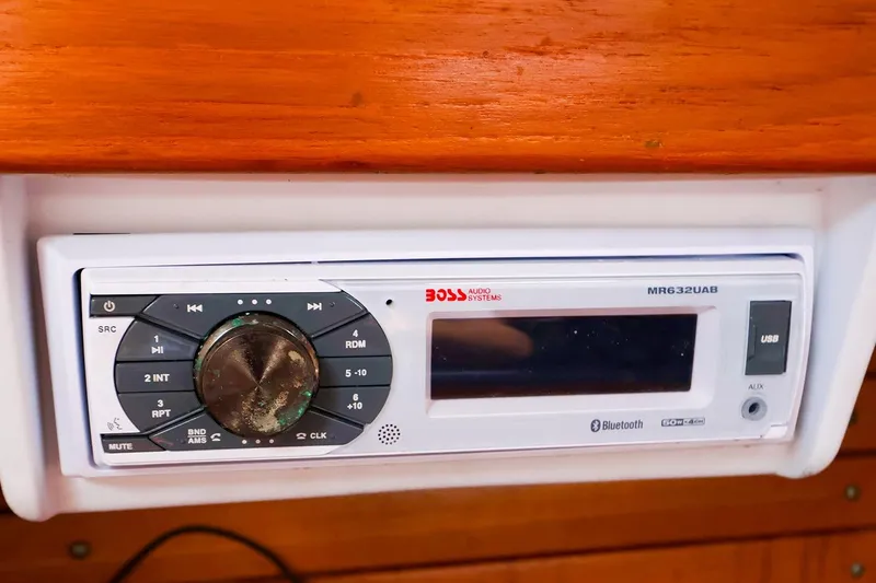 Slide: The Image of Audio system on a 1998 J Boats J/32, featuring Bluetooth and USB connectivity. - 39