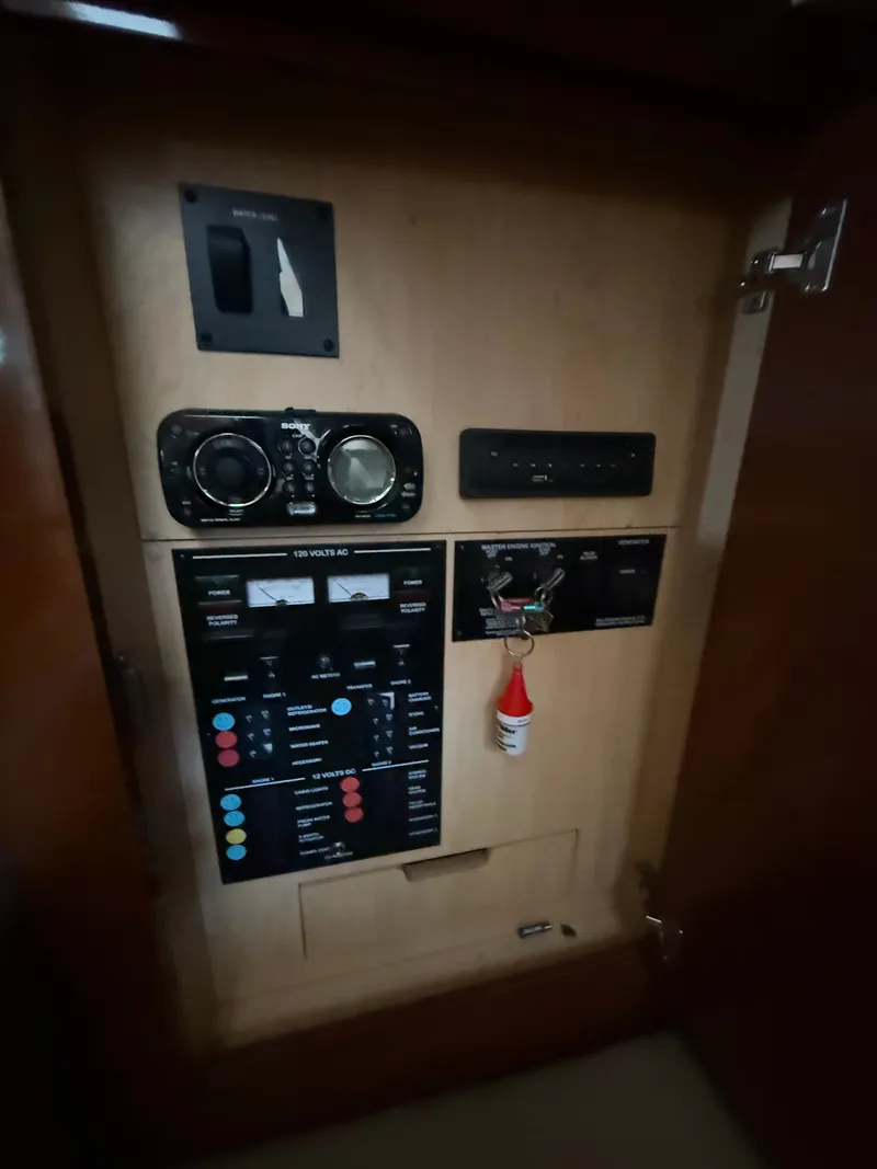Slide: The Image of Control panel of Sea Ray Sundancer 350, 2012 model. - 28