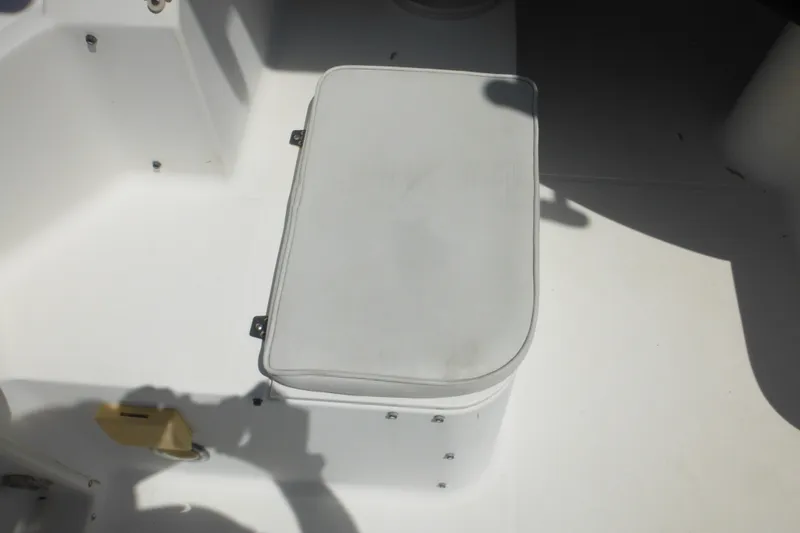 Slide: The Image of White cushioned seat on 1998 Wellcraft 23 Excel boat deck. - 29
