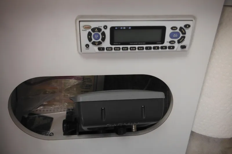 Slide: The Image of 1998 Wellcraft 23 Excel boat stereo system and control panel. - 38