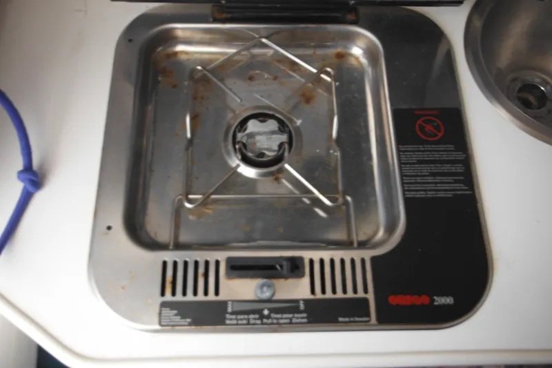 Slide: The Image of 1998 Wellcraft 23 Excel boat stove with single burner and metal grate. - 43