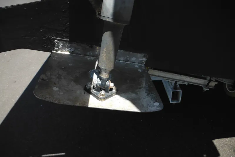Slide: The Image of 1998 Wellcraft 23 Excel boat trim tab and actuator detail. - 51