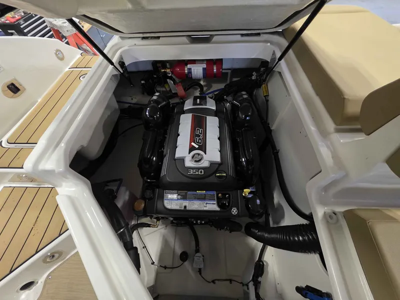 Slide: The Image of Sea Ray SDX 270 2026 - 15