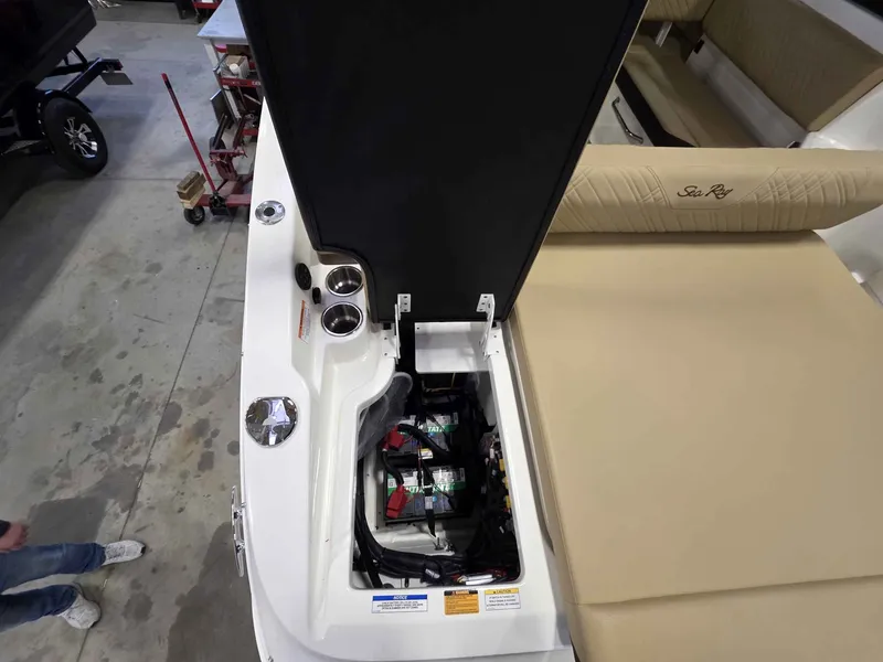 Slide: The Image of Sea Ray SDX 270 2026 - 8