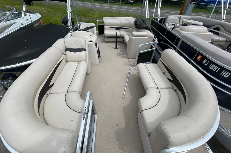 Slide: The Image of 2010 Harris FloteBote 200 Cruiser CX pontoon boat with spacious seating. - 3