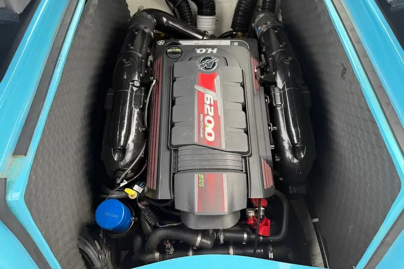 Slide: The Image of 2022 Heyday WT-2DC engine compartment with powerful V8 engine. - 20
