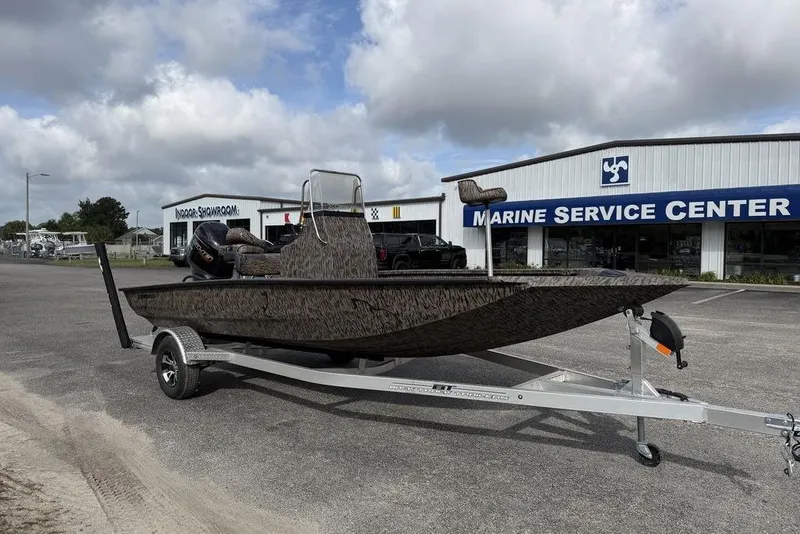The Image of 2026 Xpress H190B Bay boat on trailer outside Marine Service Center. - 1