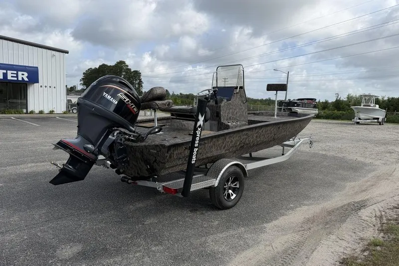 Slide: The Image of 2026 Xpress H190B Bay boat with Yamaha engine on trailer in parking lot. - 7