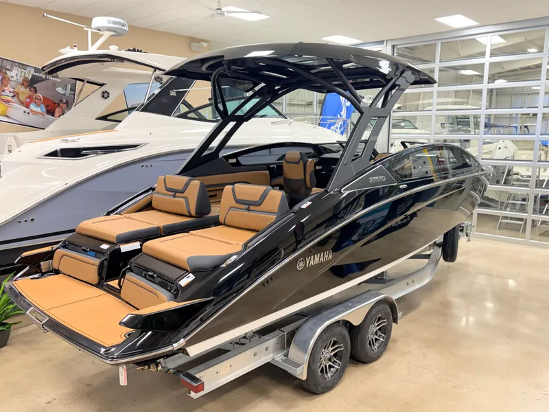 The Image of 2026 Yamaha Boats 275 SD in a showroom. - 0