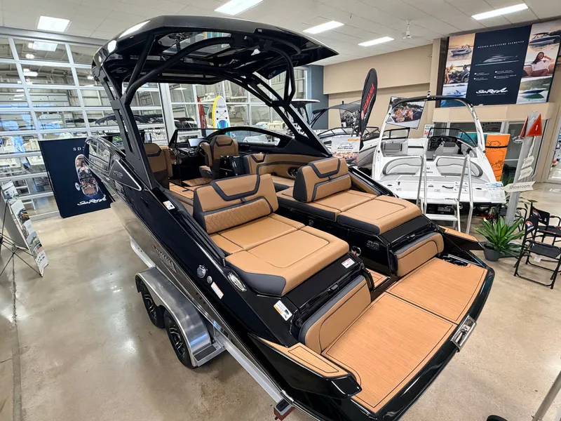 Slide: The Image of Yamaha Boats 275 SD 2026 in showroom, luxurious design and modern features. - 3