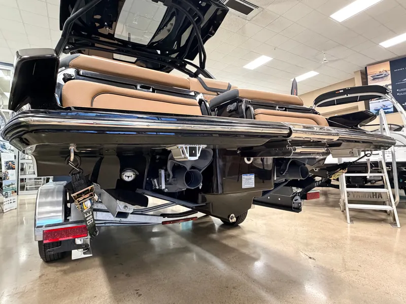 Slide: The Image of Rear view of 2026 Yamaha Boats 275 SD in showroom. - 4
