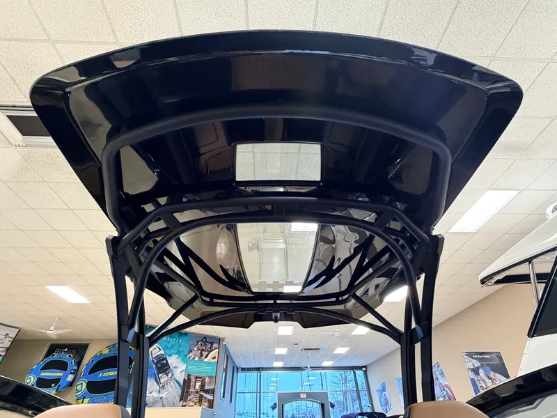 Slide: The Image of Yamaha Boats 275 SD 2026 with sleek roof design in showroom. - 8