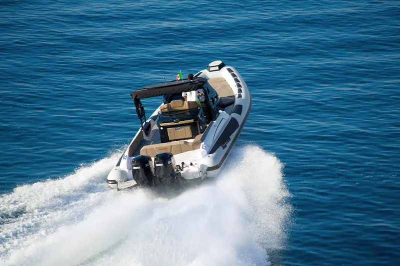 Slide: The Image of 2025 Ranieri CAYMAN 35.0 EXECUTIVE speeding on open water. - 2