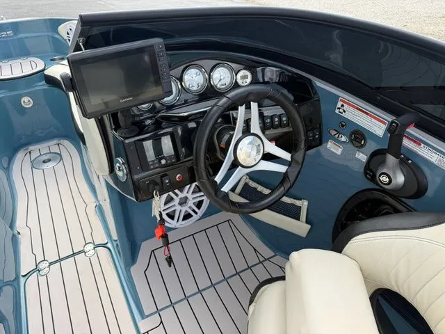 Slide: The Image of Stingray 225 SE 2021 - 12
