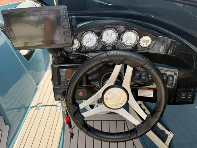 Slide: The Image of Stingray 225 SE 2021 - 13