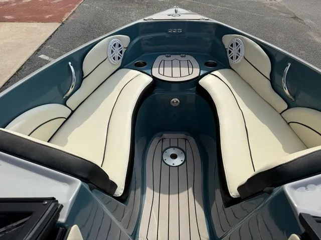 Slide: The Image of Stingray 225 SE 2021 - 16