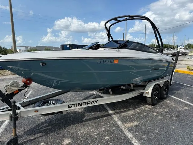 Slide: The Image of Stingray 225 SE 2021 - 7