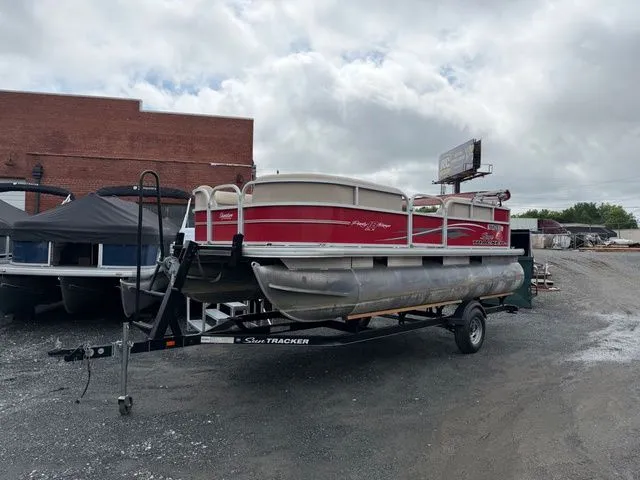 The Image of Sun Tracker Party Barge 18 DLX 2016 - 1