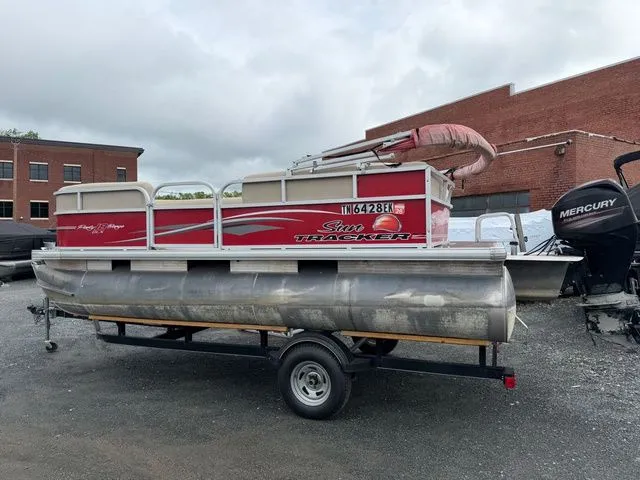Slide: The Image of Sun Tracker Party Barge 18 DLX 2016 - 4